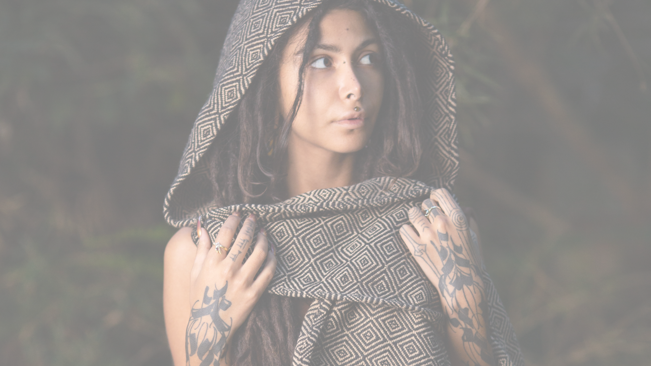 WOMEN'S HOOD SCARVES & SHAWLS