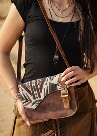 SAC À MAIN EN CUIR VÉRITABLE BRODÉ LUNE ET MONTAGNE AVEC BOUCLE ET BANDOLIÈRE