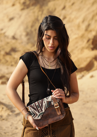SAC À MAIN EN CUIR VÉRITABLE BRODÉ LUNE ET MONTAGNE AVEC BOUCLE ET BANDOLIÈRE