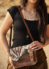 SAC À MAIN EN CUIR VÉRITABLE BRODÉ LUNE ET MONTAGNE AVEC BOUCLE ET BANDOLIÈRE