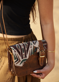 SAC À MAIN EN CUIR VÉRITABLE BRODÉ LUNE ET MONTAGNE AVEC BOUCLE ET BANDOLIÈRE